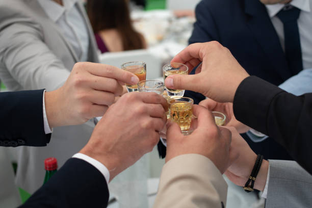 amigos celebran con brandy rakia en una boda serbia - balcanes fotografías e imágenes de stock