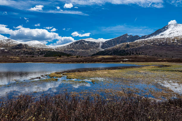 istock Lake min Front of Mt. Evans and Mt. Bierstadt 1401056224