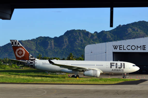 fiji airways airbus a330-200 и ангар, нади, остров вити-леву, фиджи - airbus a330 200 стоковые фото и изображения