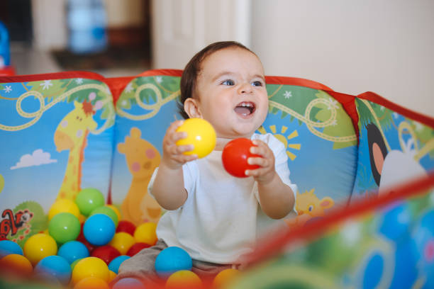 볼 풀에서 행복한 아기 - 11 개월 된 아기 - ball pool 뉴스 사진 이미지