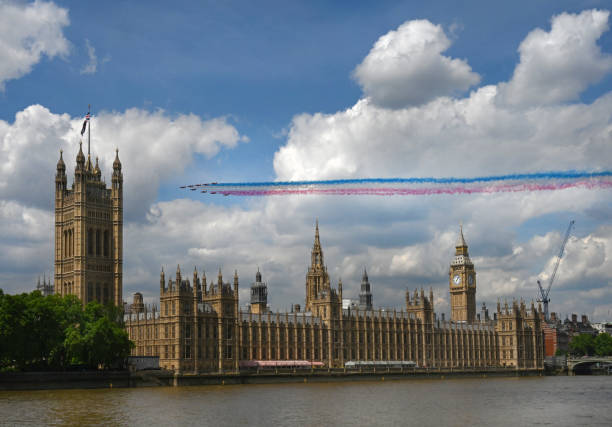 jubiläums-überflug über das parlament - victoria tower fotos stock-fotos und bilder