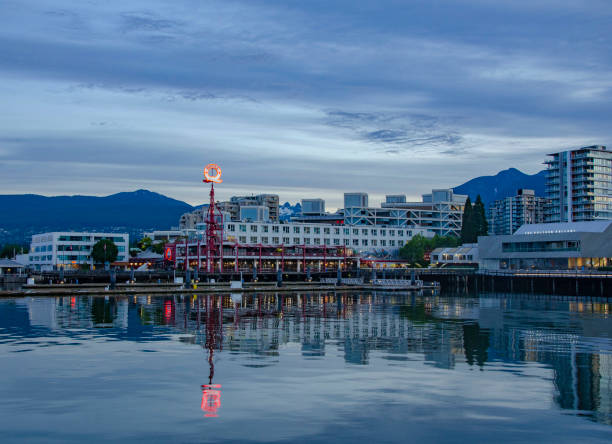 widoki na miasto i góry - district of north vancouver zdjęcia i obrazy z banku zdjęć