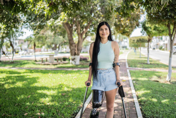 retrato de una mujer con prótesis de pierna - crutch fotografías e imágenes de stock