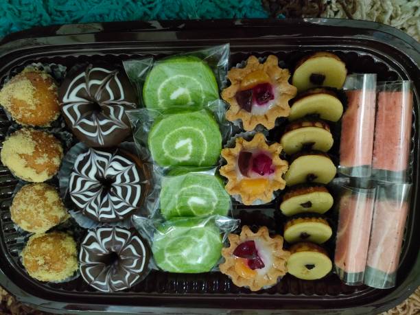 istock Mini cakes served on the tray 1401070952