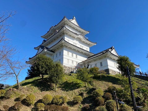 Odawara Castle is a historical castle located in Kanagawa Prefecture. The Hojo family was the lord of the castle, which was built in the 1600s. It is a popular tourist attraction and attracts many visitors.