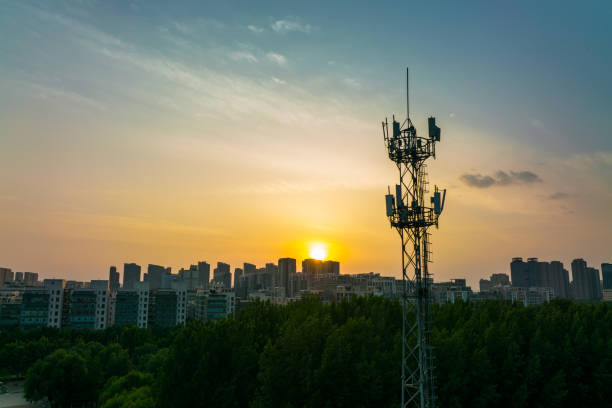 вид с воздуха на башню связи сотовых сетей 3g, 4g и 5g - tower 3g mobile phone communication стоковые фото и изображения