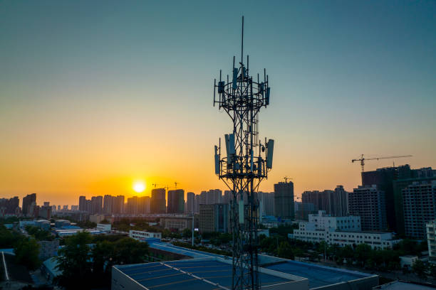 vista aérea de la torre de telecomunicaciones al atardecer - gsm tower fotografías e imágenes de stock