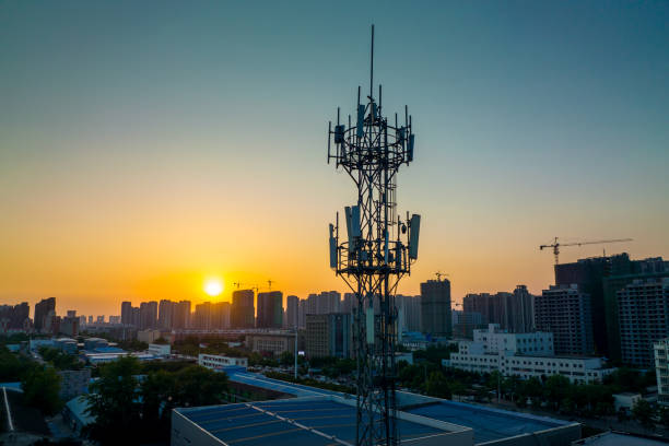 vista aerea della torre di telecomunicazione al tramonto - antenna attrezzatura per le telecomunicazioni foto e immagini stock