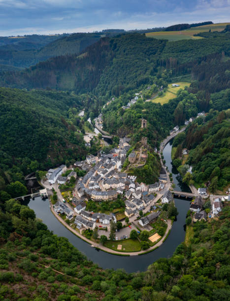 vue par drone du village pittoresque d’esch-sur-sure sur la sauer dans le nord du luxembourg - esch sur sûre photos et images de collection