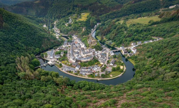 vue par drone du village pittoresque d’esch-sur-sure sur la sauer dans le nord du luxembourg - esch sur sûre photos et images de collection