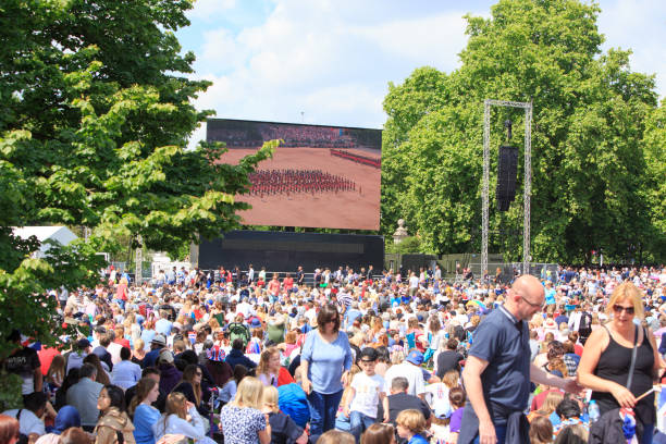 толпы людей наслажд�аются юбилейными торжествами в грин-парке - queen jubilee crowd london england стоковые фото и изображения