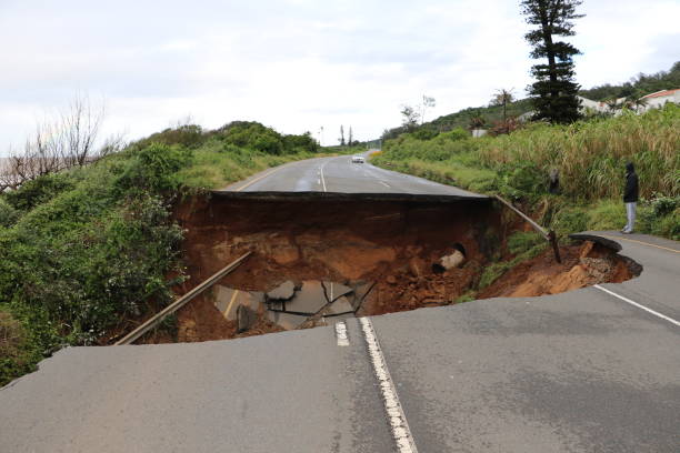 Durban floods - M4 freeway washed away Durban floods - giant hole in the M4 freeway in Tongaat which was washed away during the 13 May 2022 floods. Damaged freeway sinkhole stock pictures, royalty-free photos & images