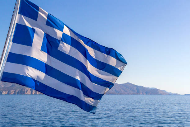 pavillon de la grèce sur un bateau de croisière contre les côtes grecques - anatolya photos et images de collection