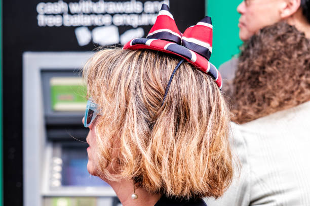 mujer con cabello rubio corto con sombrero union jack novelty - people personal accessory town hat fotografías e imágenes de stock