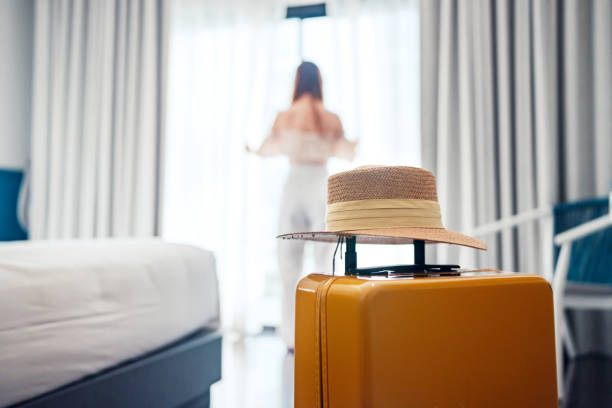 bagaż i zamazane szczęśliwy turystka tło w hotelu po zameldowaniu. konceptualne podróży i wakacji. - bedroom hotel hotel room inn zdjęcia i obrazy z banku zdjęć