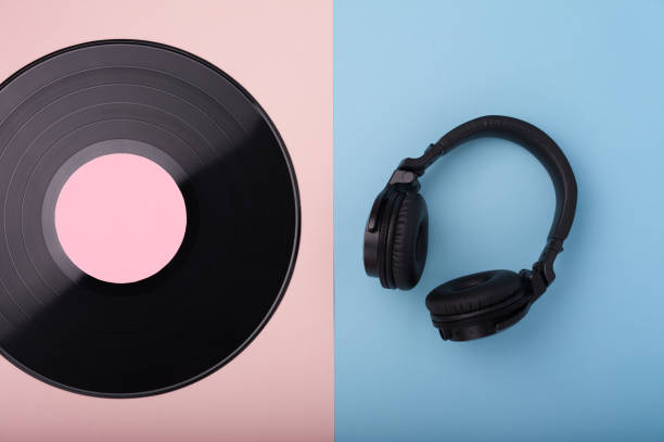 istock Musical symbols. History versus modernity 1401129210