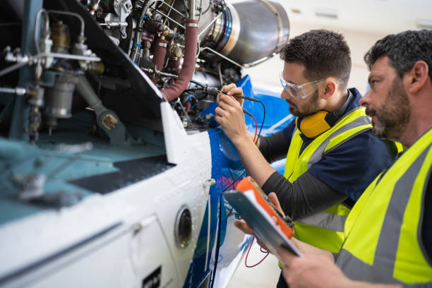 istock Aircraft Mechanics And Engineers In The Hangar 1401132690