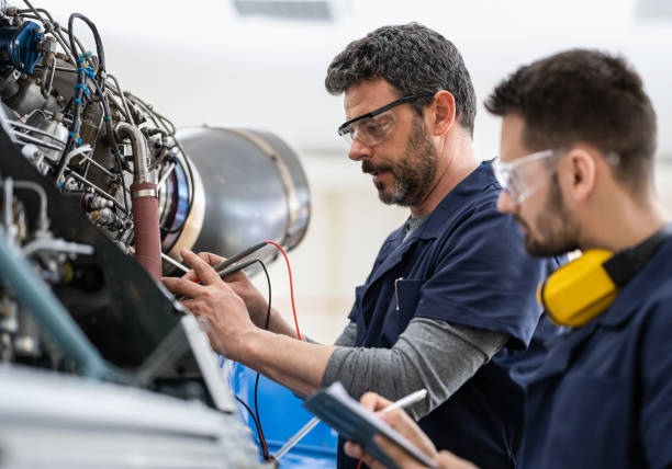 istock Aircraft Mechanics And Engineers In The Hangar 1401132691