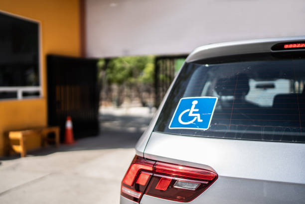 zeichen einer behinderten autoperson - disabled accessible boarding sign stock-fotos und bilder
