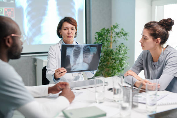 istock Team of doctors discussing disease 1401143716