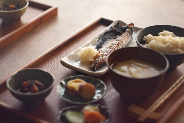 traditionelles japanisches frühstück - getrockneter fisch stock-fotos und bilder