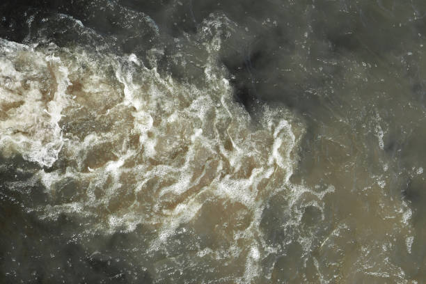 abwasserabfluss durch entwässerungsrohrsystem, hintergrund der wasserverschmutzungsindustrie - impurities stock-fotos und bilder