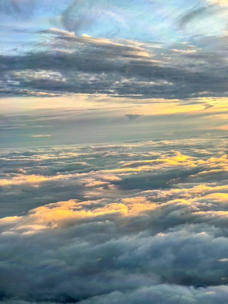 les nuages sont dans le ciel point de vue du cockpit au coucher et au lever du soleil photo verticale - aircraft point of view photos et images de collection