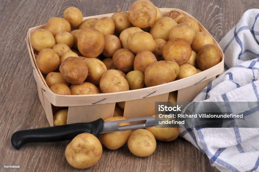 Les pommes de terre Wooden crate of potatoes with a vegetable peel Agriculture Stock Photo