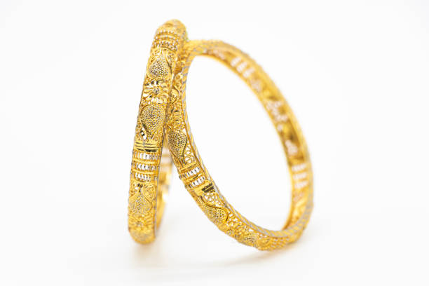 bracelet bijoux isolé sur fond - gold earrings photos et images de collection