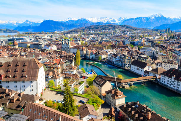 vista del río reuss y el casco antiguo de lucerna (lucerna), suiza. vista desde arriba - blue outdoors nobody switzerland fotografías e imágenes de stock