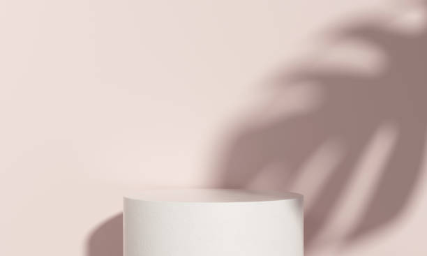minimalistisches plattform-podium mit natürlichem licht auf rosa hintergrund für die produktpräsentation. leere podiumsplattform. - pedestal museum art museum exhibition stock-fotos und bilder
