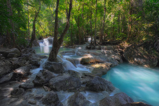 erawan cascade en thaïlande - waterfall tropical rainforest erawan thailand photos et images de collection
