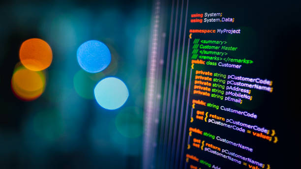 esempio di codice sorgente del linguaggio di programmazione c sharp su monitor e sfondo bokeh., codice sorgente c#. - codifica foto e immagini stock