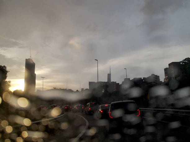 vie en ville - kuala lumpur skyline traffic sunset photos et images de collection