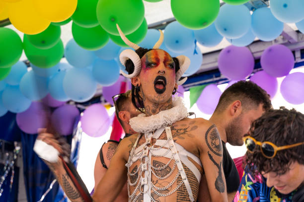 gay pride parade. menschen strömen bei demonstrationen auf die straße, um menschen- und bürgerrechte zu feiern - social issues celebration civil rights costume stock-fotos und bilder