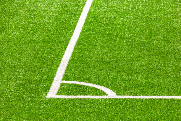 línea de pelota de esquina en un campo de fútbol - soccer field soccer corner stadium fotografías e imágenes de stock