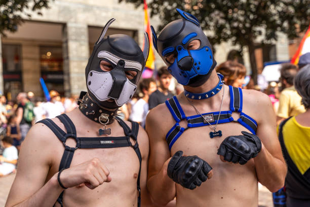 gay pride parade. menschen strömen bei demonstrationen auf die straße, um menschen- und bürgerrechte zu feiern - gay man gay pride civil rights pride stock-fotos und bilder