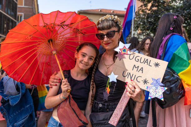 gay pride parade. menschen strömen bei demonstrationen auf die straße, um menschen- und bürgerrechte zu feiern - social issues celebration civil rights costume stock-fotos und bilder