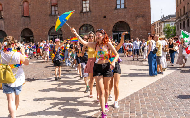 gay pride parade. menschen strömen bei demonstrationen auf die straße, um menschen- und bürgerrechte zu feiern - gay man gay pride civil rights pride stock-fotos und bilder