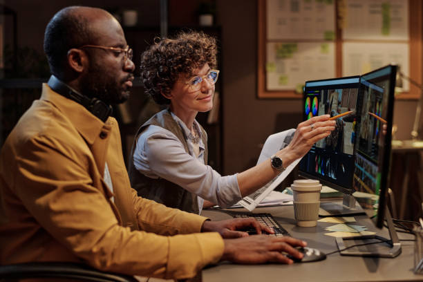 istock Manager discussing montage with colorist 1401166103
