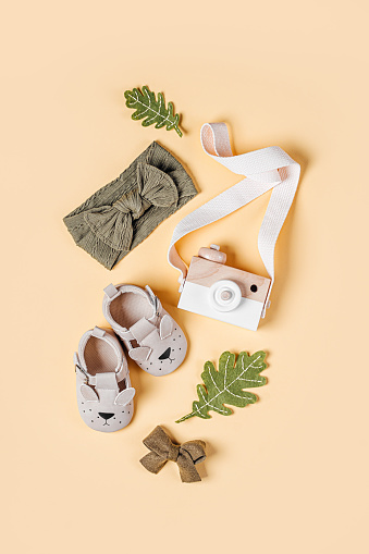 istock Cámara de juguete de madera, botas de bebé y hojas de otoño. Conjunto de accesorios infantiles de moda para el otoño.  Disposición plana, vista superior 1401166943
