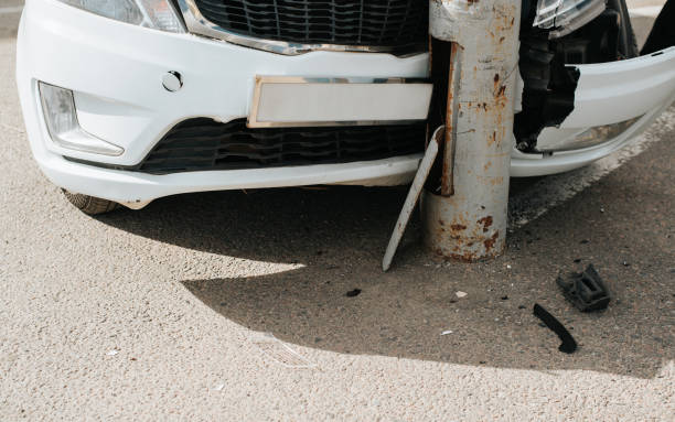 powypadkowy samochód uderzył w słup, zepsuty zderzak, maskę i reflektor z bliska. - hood car headlight bumper zdjęcia i obrazy z banku zdjęć