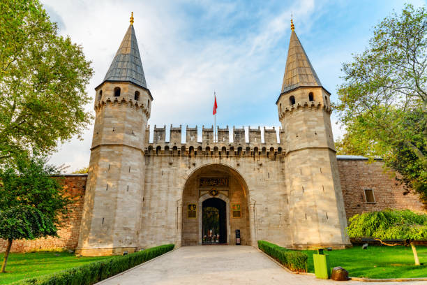 the gate of salutation in topkapi palace, istanbul, turkey - photography tower cityscape flag imagens e fotografias de stock