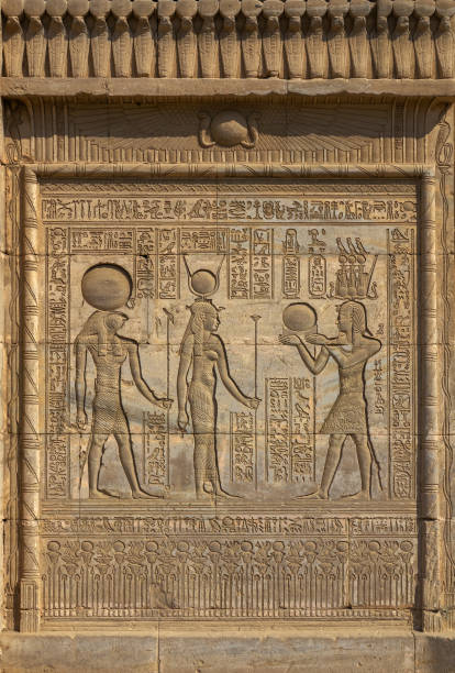 incisioni geroglifiche nell'antico tempio egizio - dendera foto e immagini stock