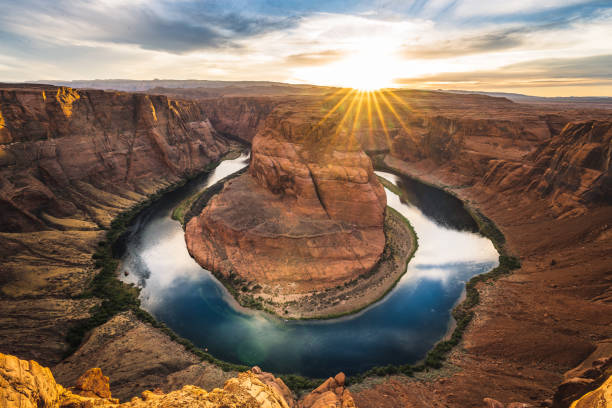 horse shoe bend sonnenuntergang - majestic mountain river horseshoe bend stock-fotos und bilder