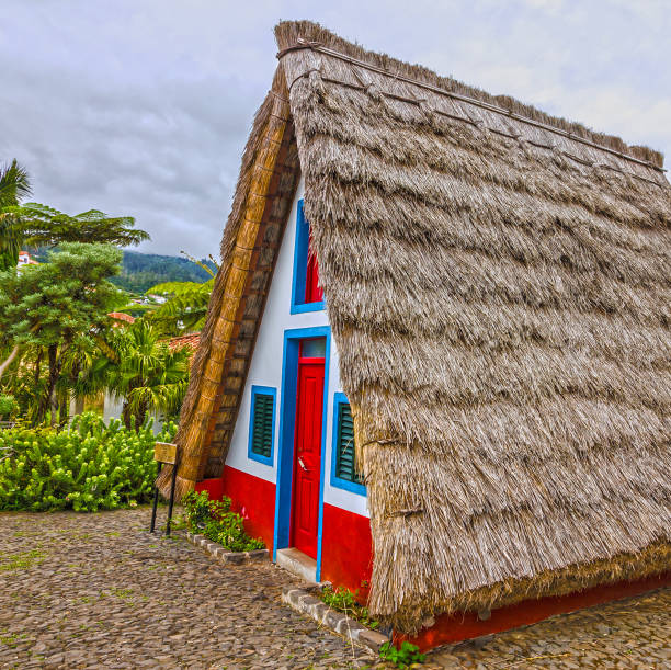 maison rurale à santana madeira, portugal. - madeira funchal house cottage photos et images de collection