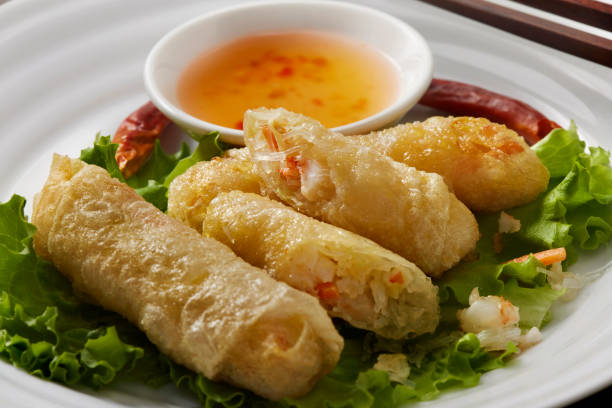 knusprig gebratene vietnamesische garnelen und mist reispapier frühlingsrollen - rolled up rice food vietnamese cuisine stock-fotos und bilder