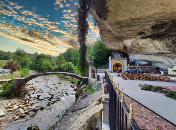 santuário virgen de la cueva, santuário da virgem da caverna, infiesto, astúrias, espanha - covadonga - fotografias e filmes do acervo