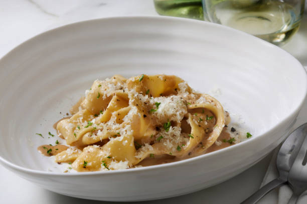 cacio e pepe de alho preto com macarrão pappardelle - fettuccine - fotografias e filmes do acervo