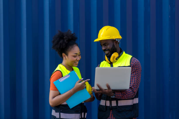 professionelle vorarbeiterarbeit auf der container cargo site check-up-waren im container. arbeiter öffnen container zur inspektion und kontrolle. - harbor commercial dock engineer service stock-fotos und bilder